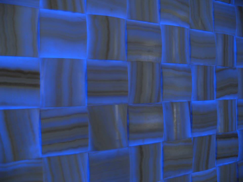 Стена от оникс осветена с LED лента
